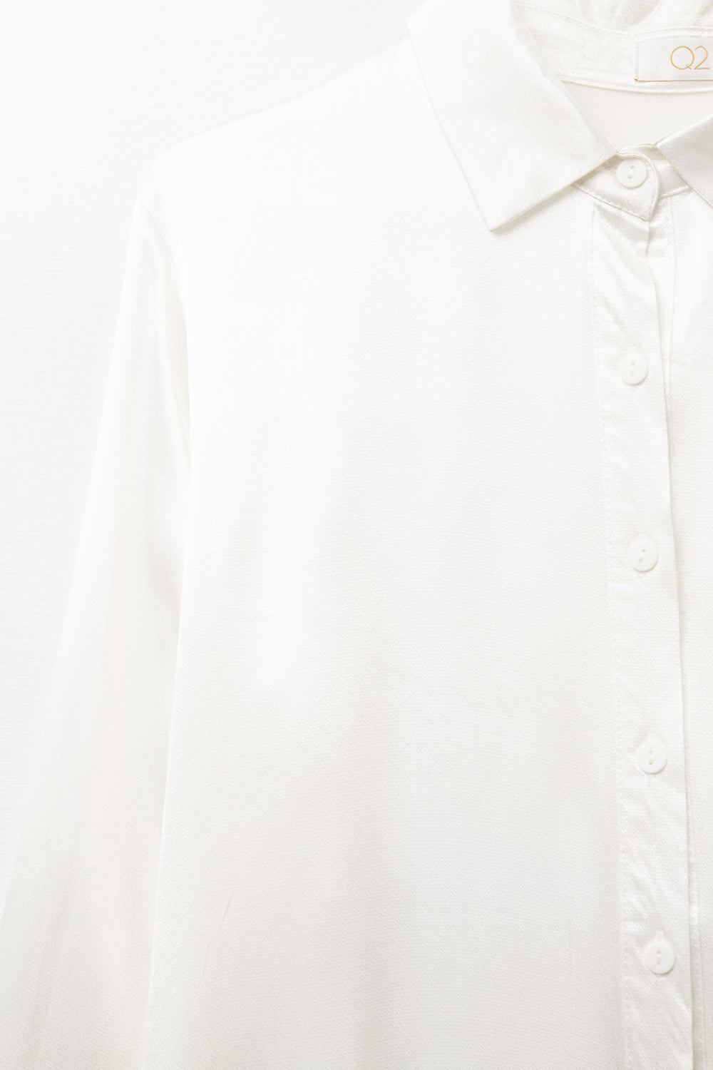 Chemisier en satin à manches longues avec col polo de couleur blanche