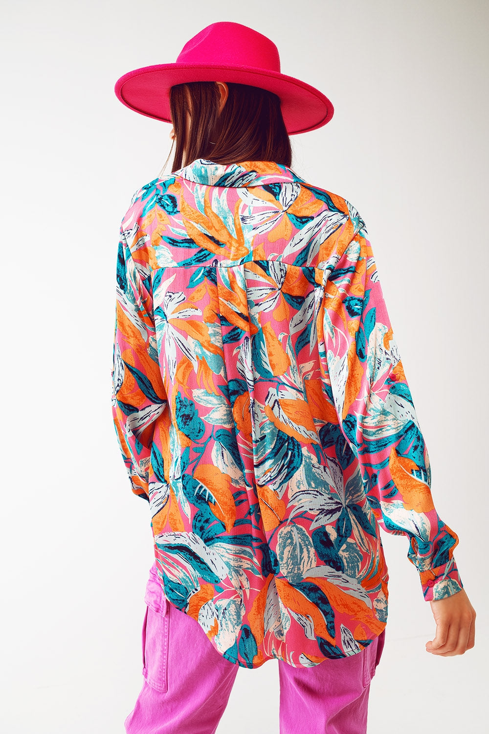 Chemisier en satin avec imprimé floral en orange
