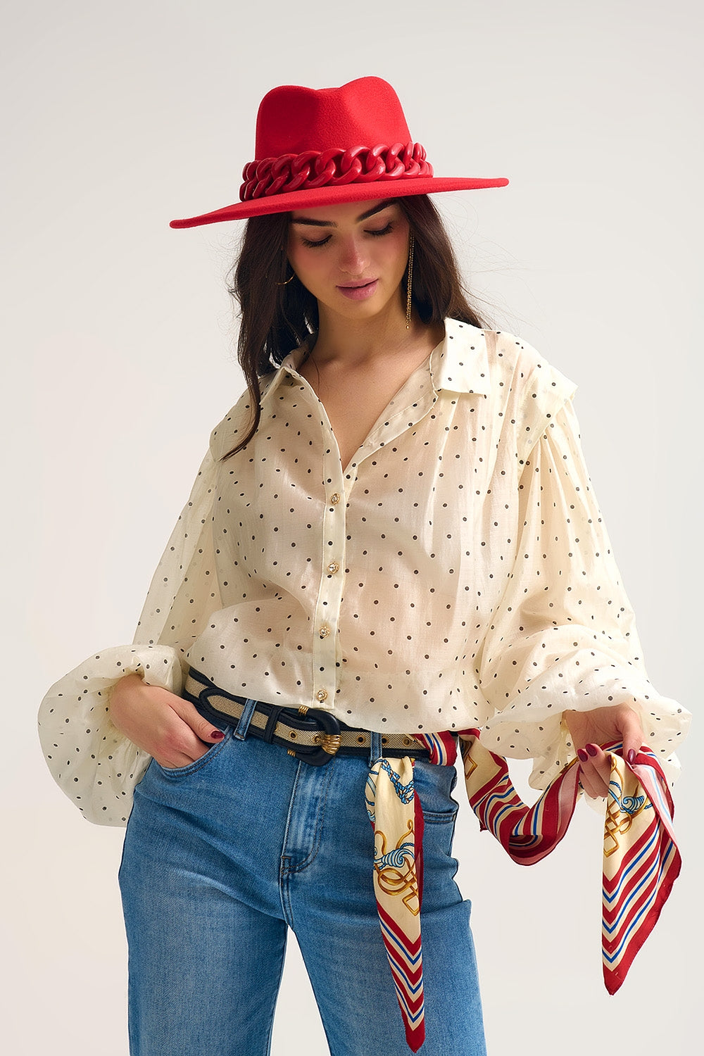 Chemisier en soie à pois ivoire avec manches ballon et boutons dorés