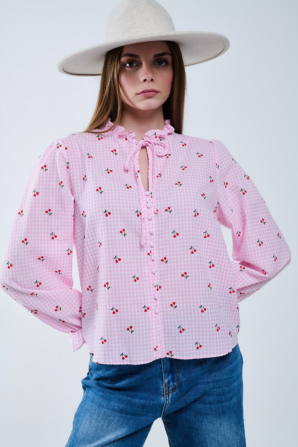 Chemisier rose avec détails de cerises et nœud noué