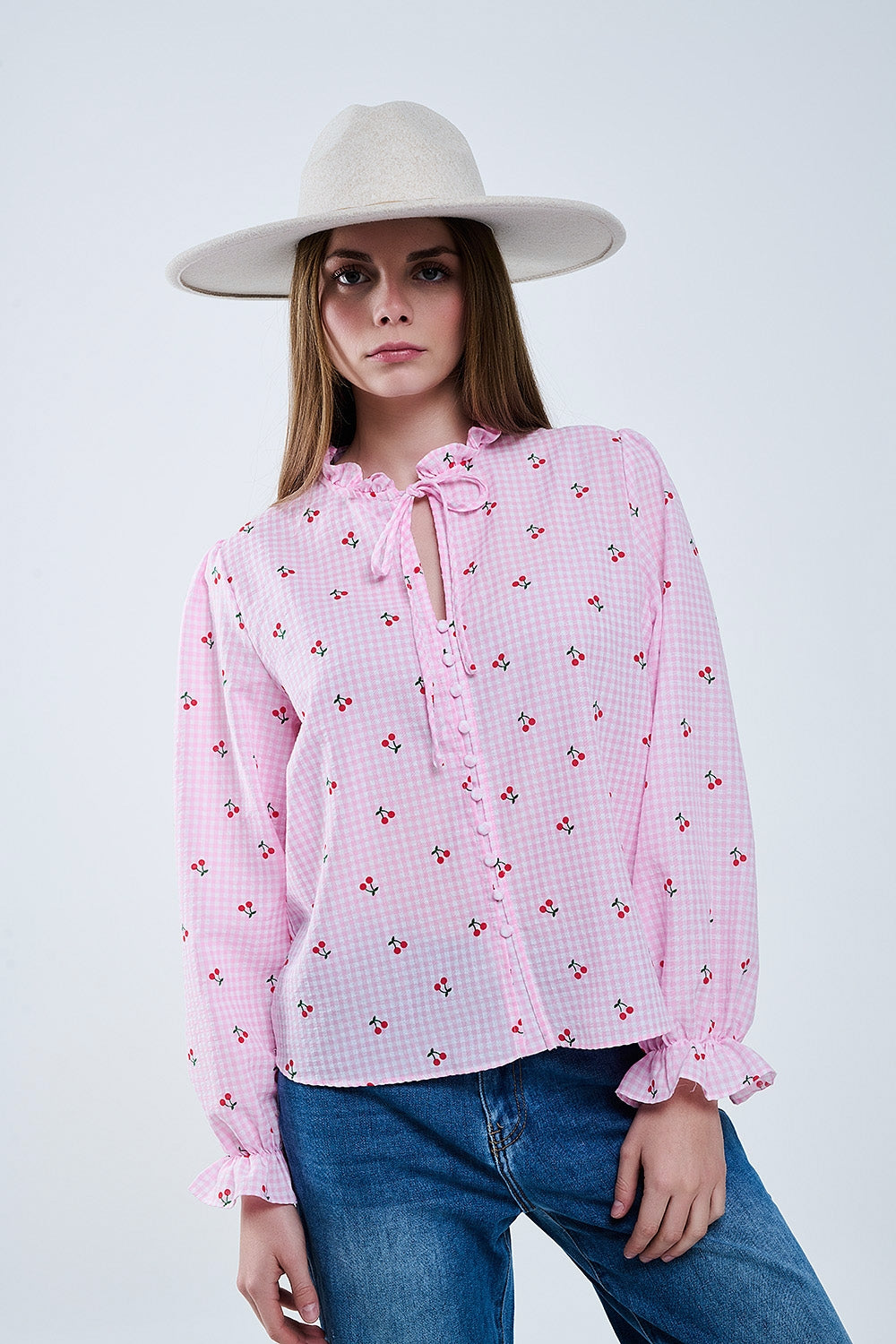 Chemisier rose avec détails de cerises et nœud noué
