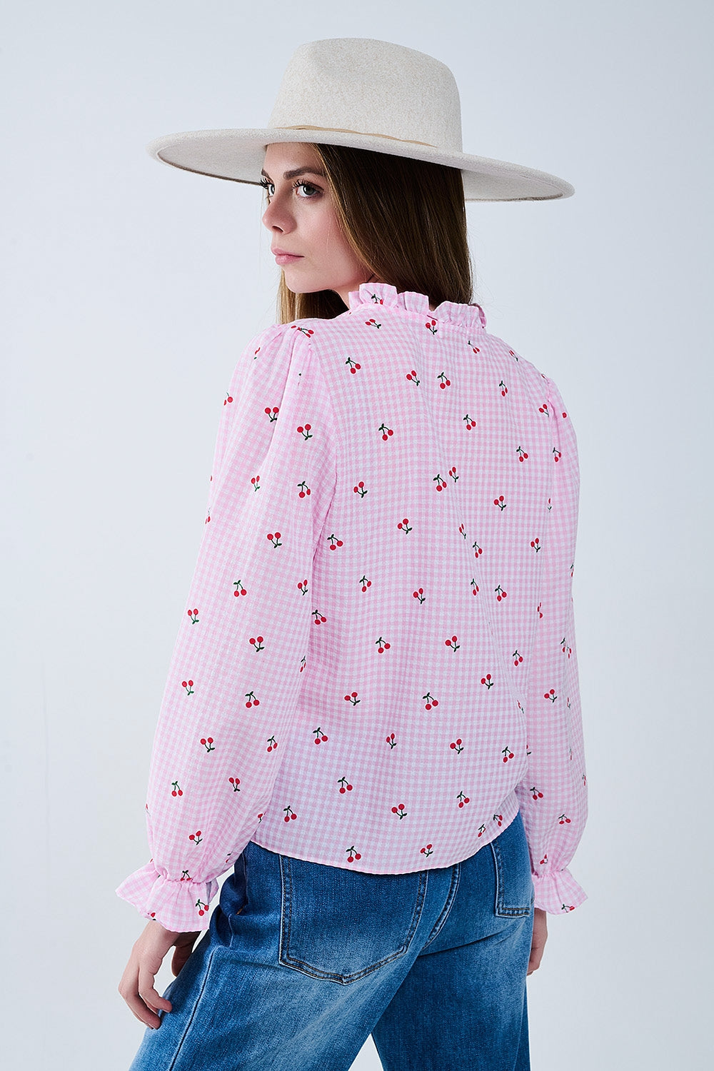 Chemisier rose avec détails de cerises et nœud noué