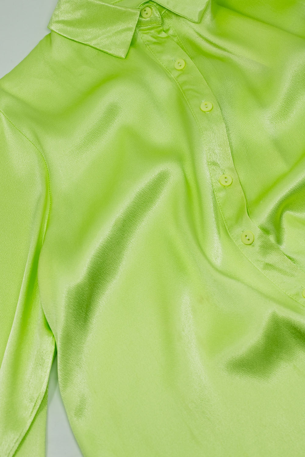Chemisier satin boutonné à manches longues avec col polo de couleur citron vert