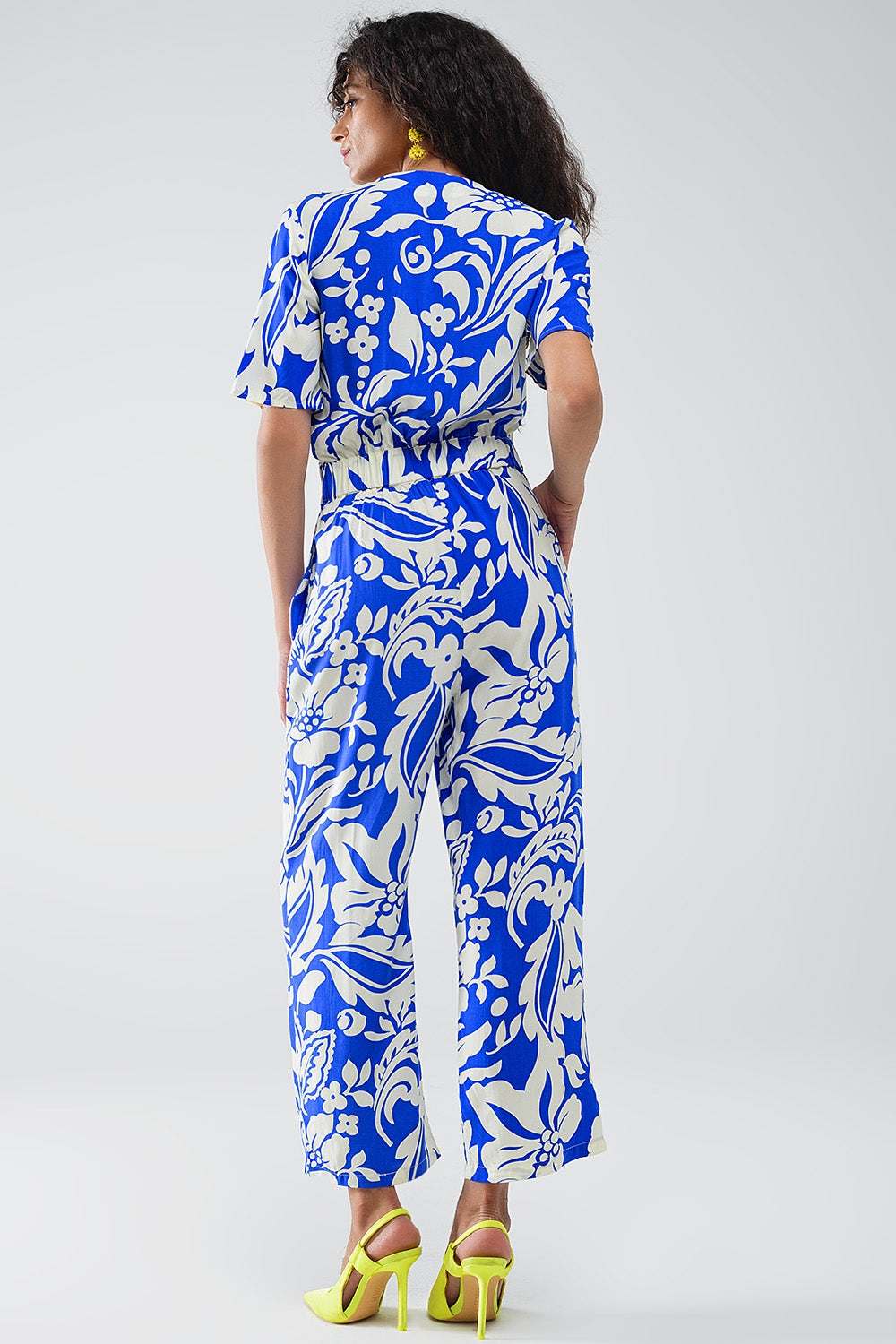 Combinaison à manches courtes avec trou de serrure sur le devant et motifs floraux en bleu