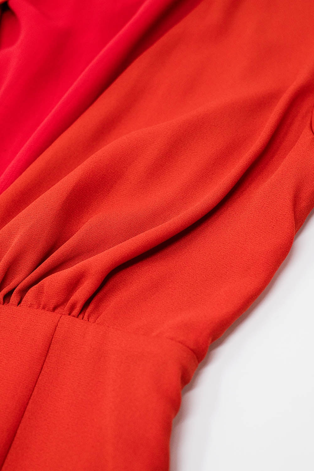Combinaison en satin rouge avec col en V