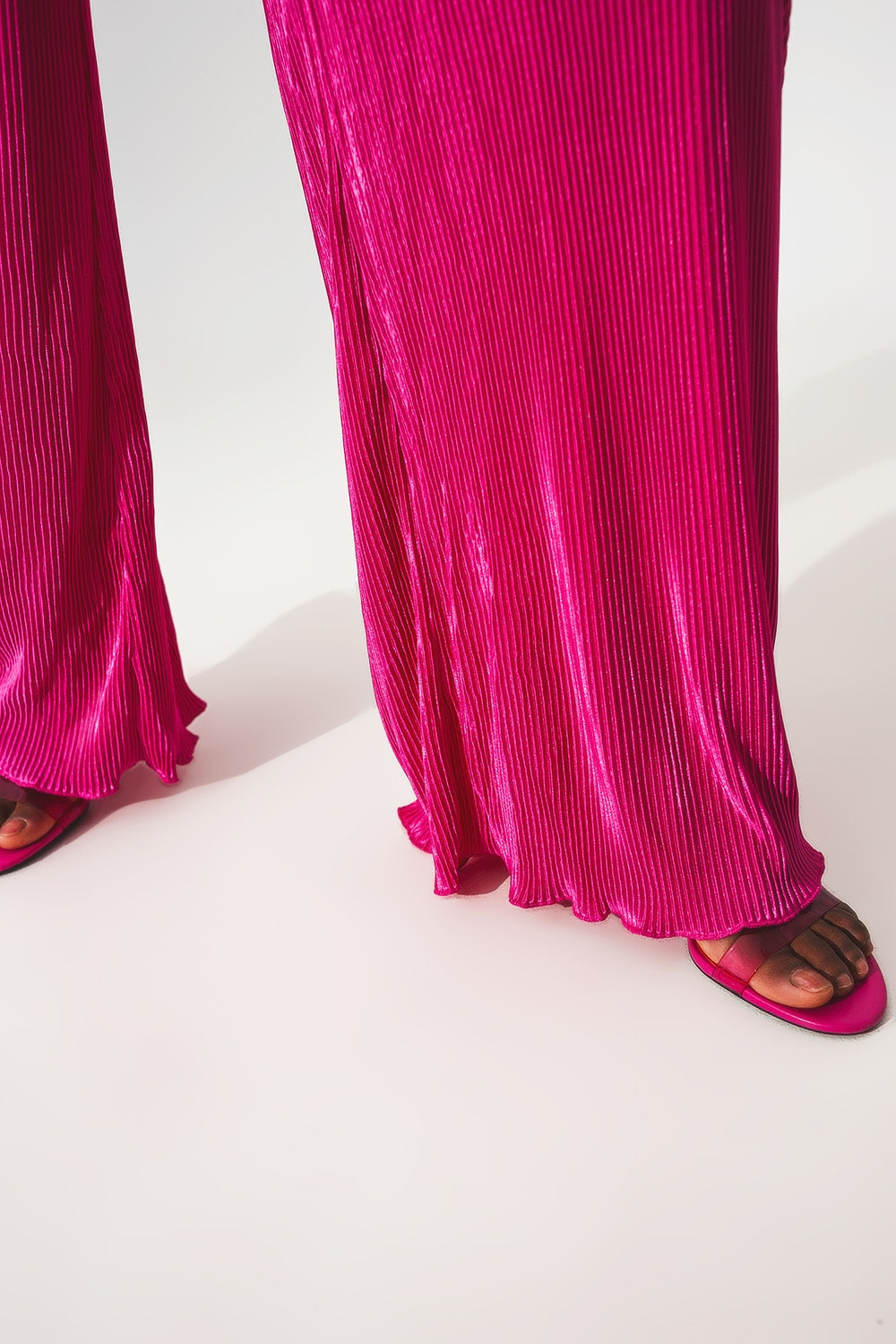 Combinaison longue dos-nu plissée en satin fuchsia