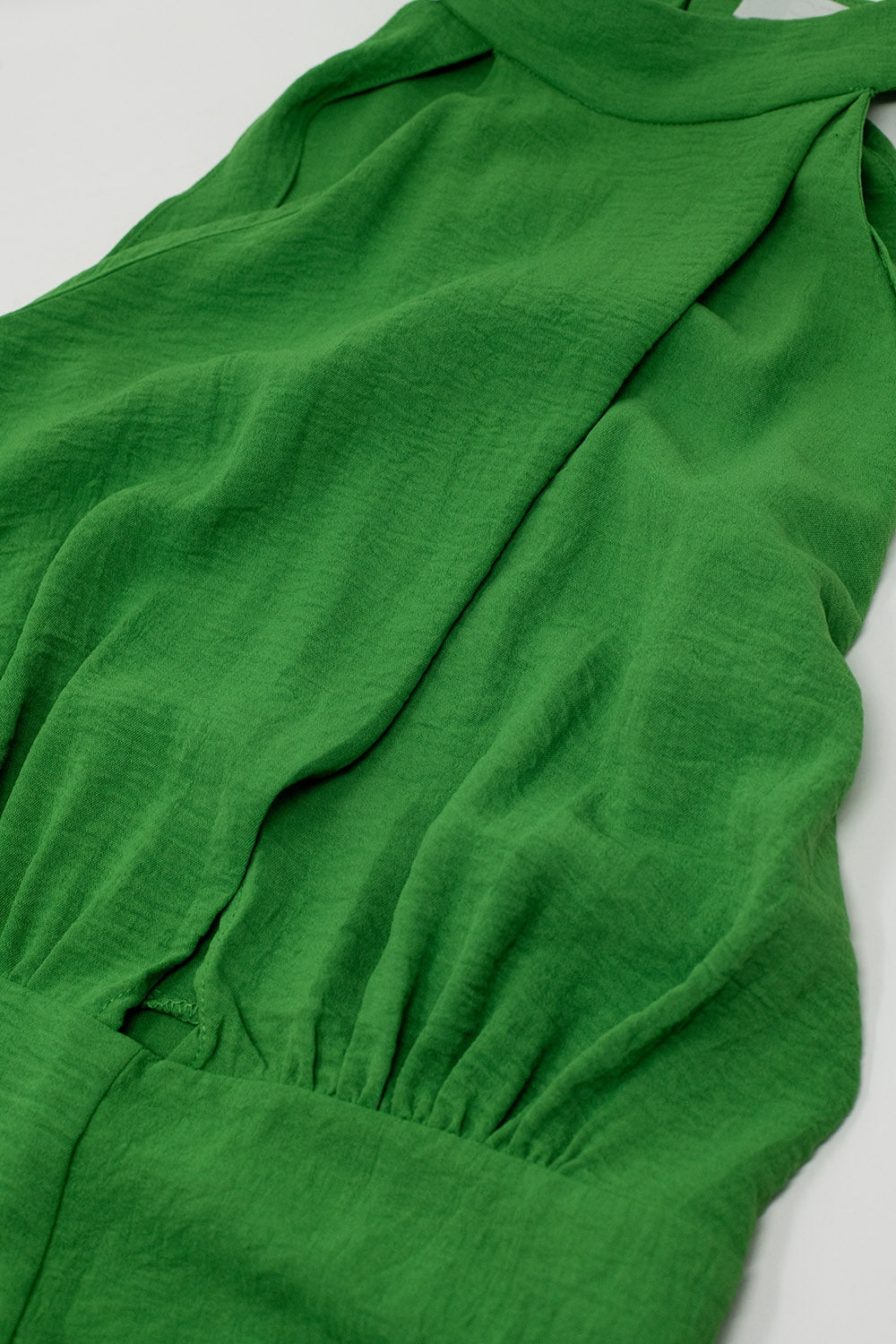 Combinaison verte avec encolure dos nu croisée