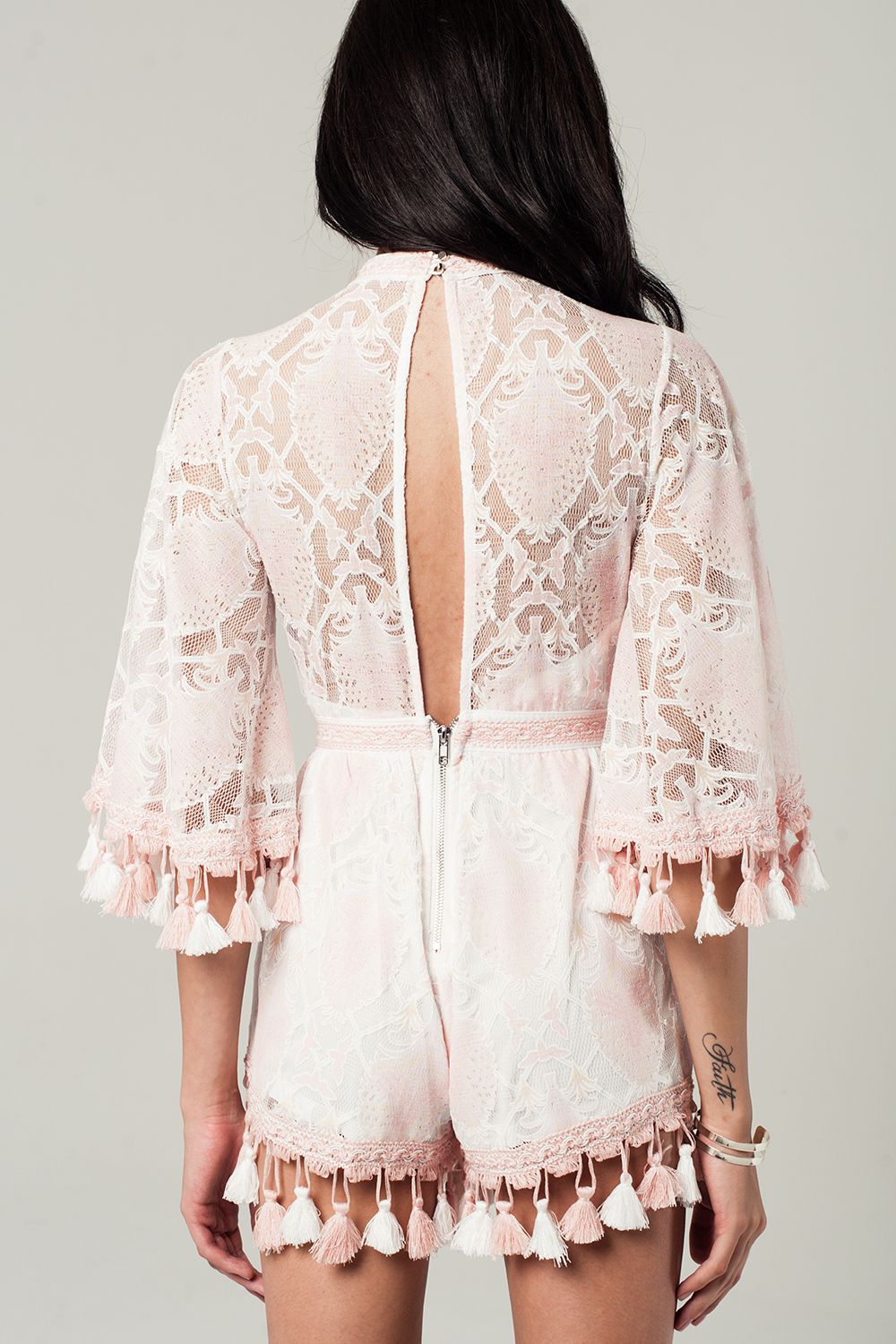 Combishort en dentelle et pompons roses