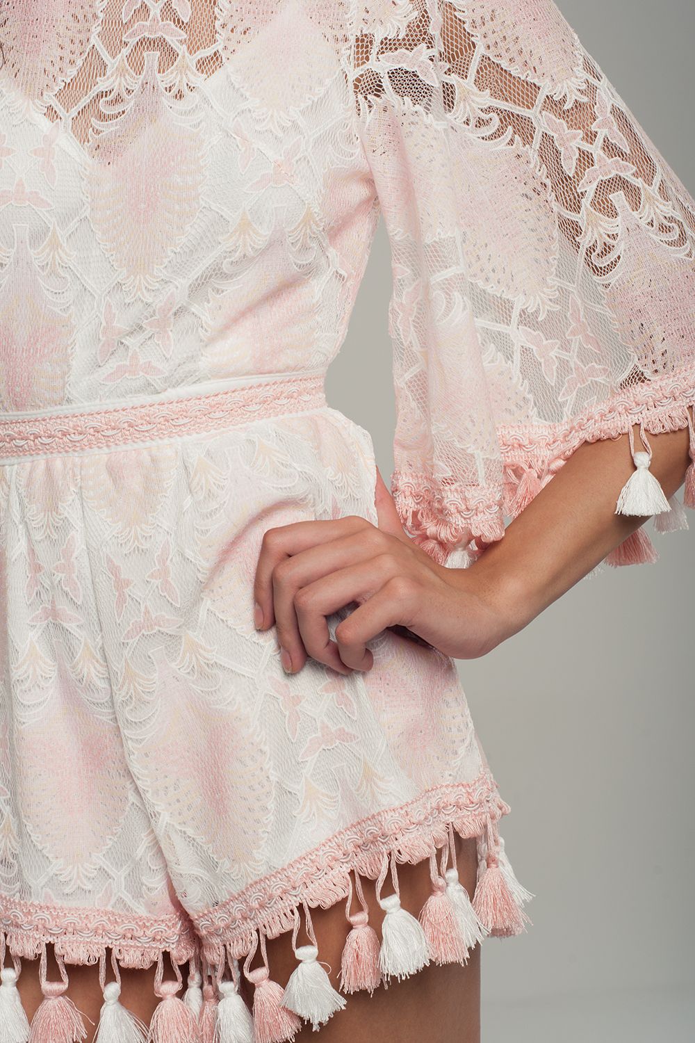 Combishort en dentelle et pompons roses