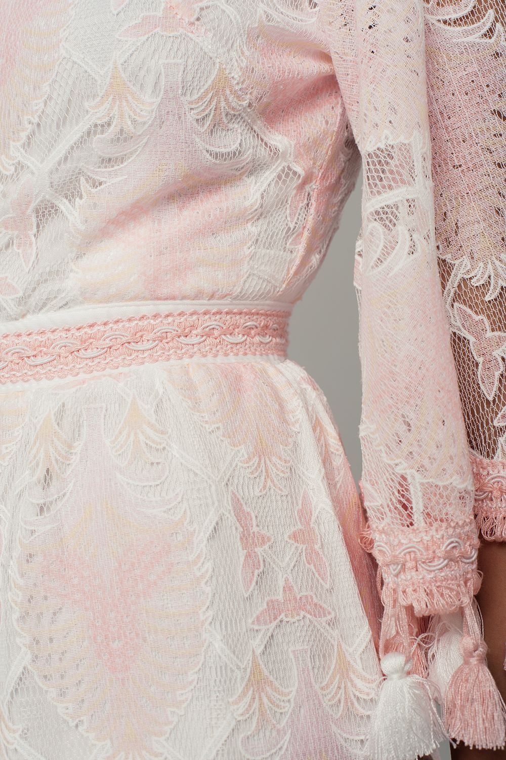 Combishort en dentelle et pompons roses