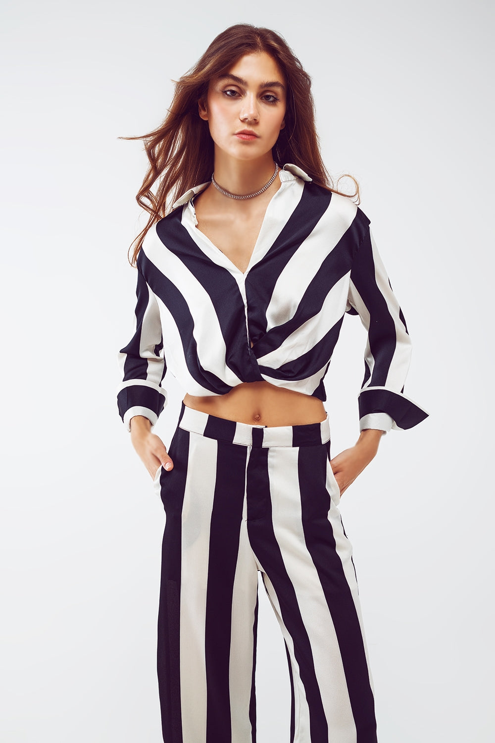 Q2 Crop Shirt avec Détail Nœud à Rayures Noires et Blanches