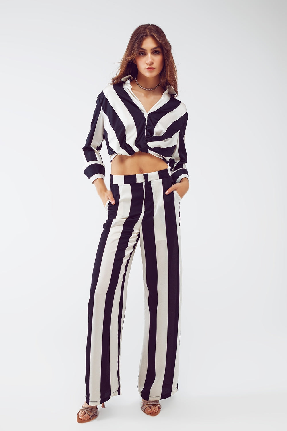 Crop Shirt avec Détail Nœud à Rayures Noires et Blanches