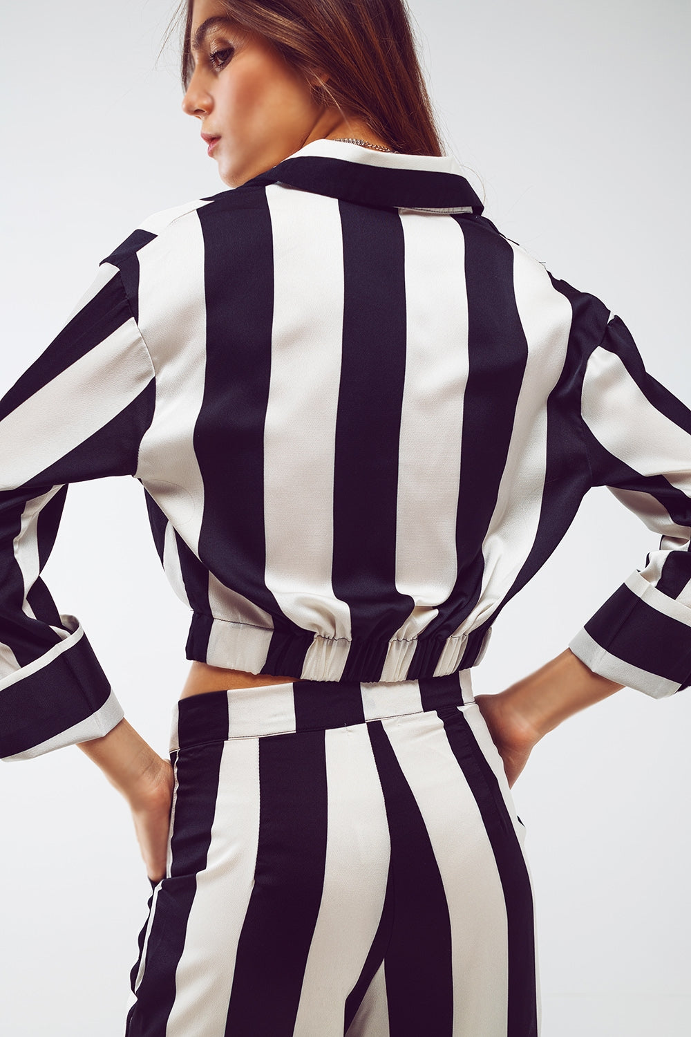 Crop Shirt avec Détail Nœud à Rayures Noires et Blanches