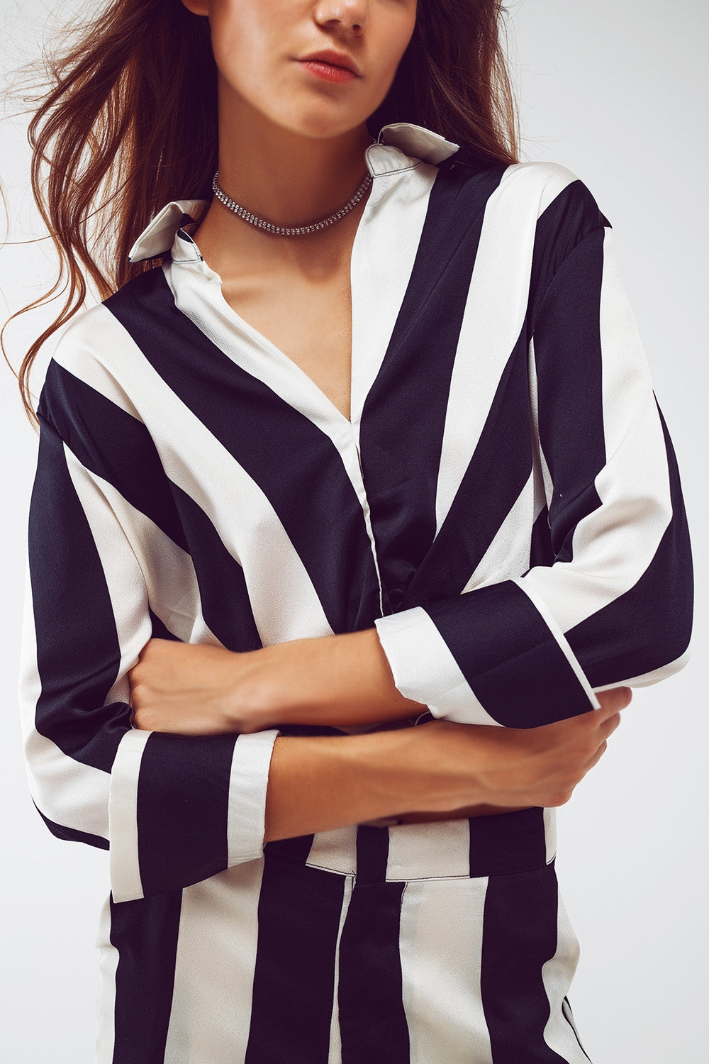 Crop Shirt avec Détail Nœud à Rayures Noires et Blanches