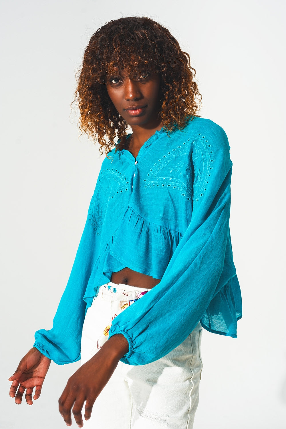 Crop top froncé à broderies bleu