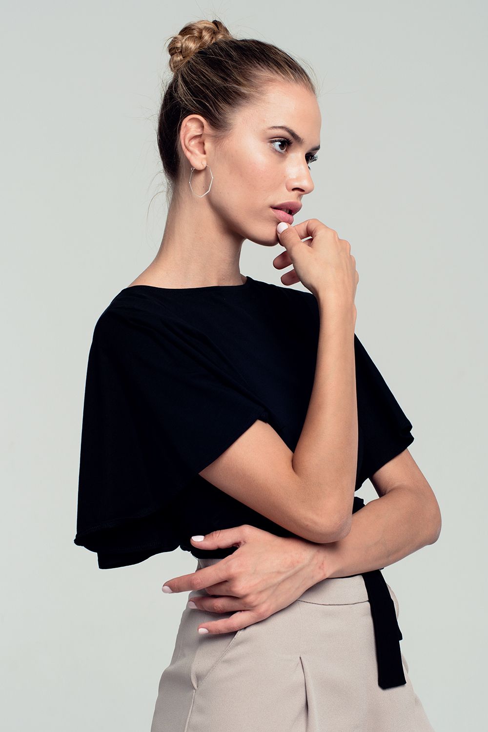Q2 Crop top noir manches à volant et ouvert dans le dos avec un noeud