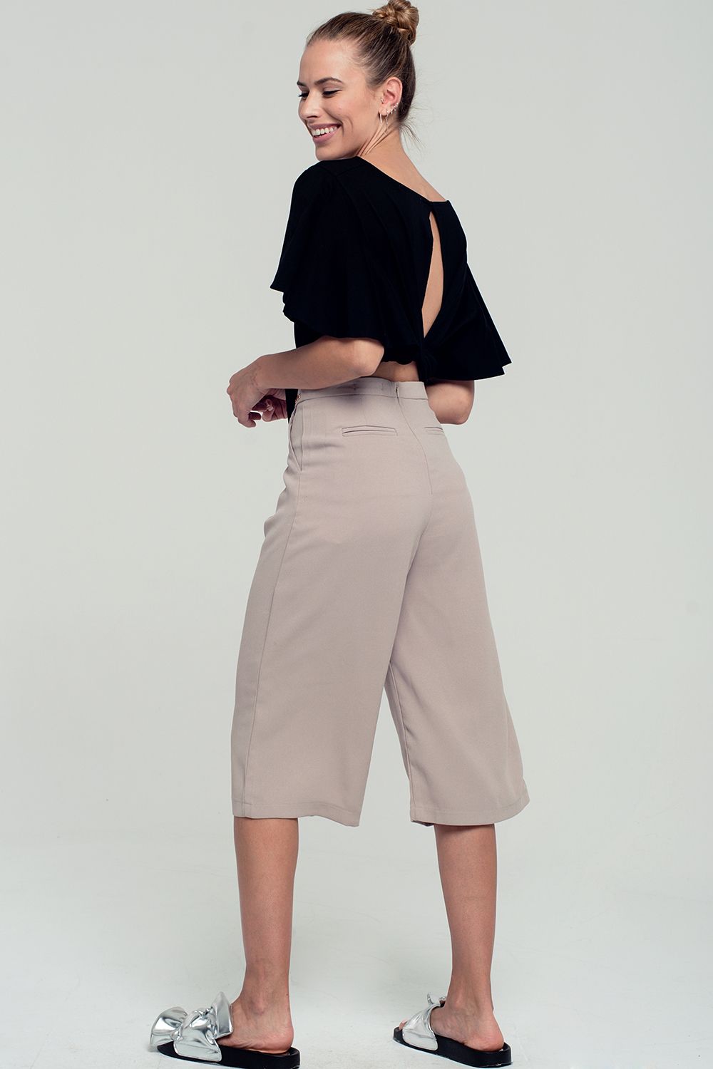 Crop top noir manches à volant et ouvert dans le dos avec un noeud