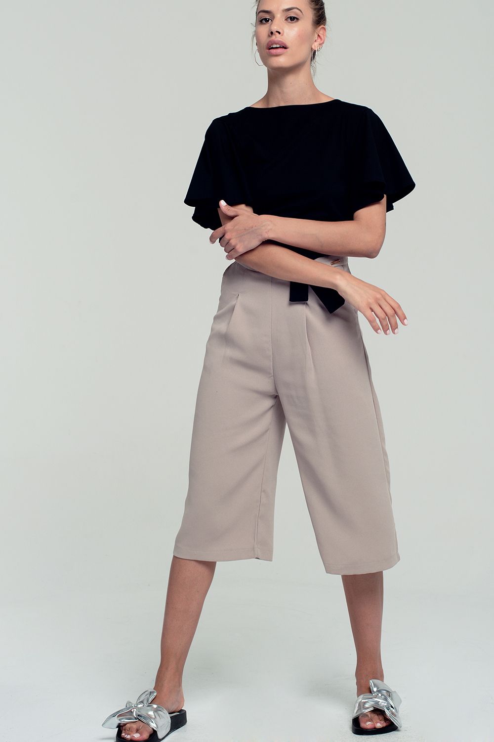 Crop top noir manches à volant et ouvert dans le dos avec un noeud