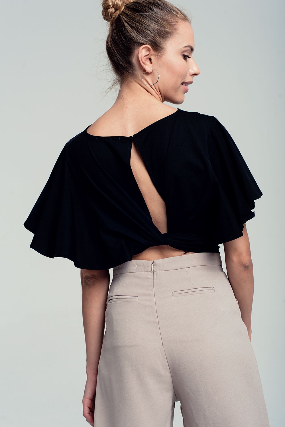 Crop top noir manches à volant et ouvert dans le dos avec un noeud