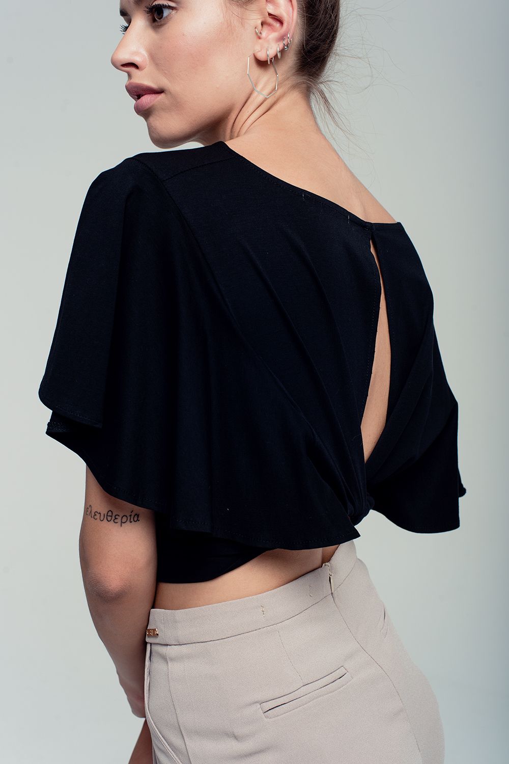 Crop top noir manches à volant et ouvert dans le dos avec un noeud