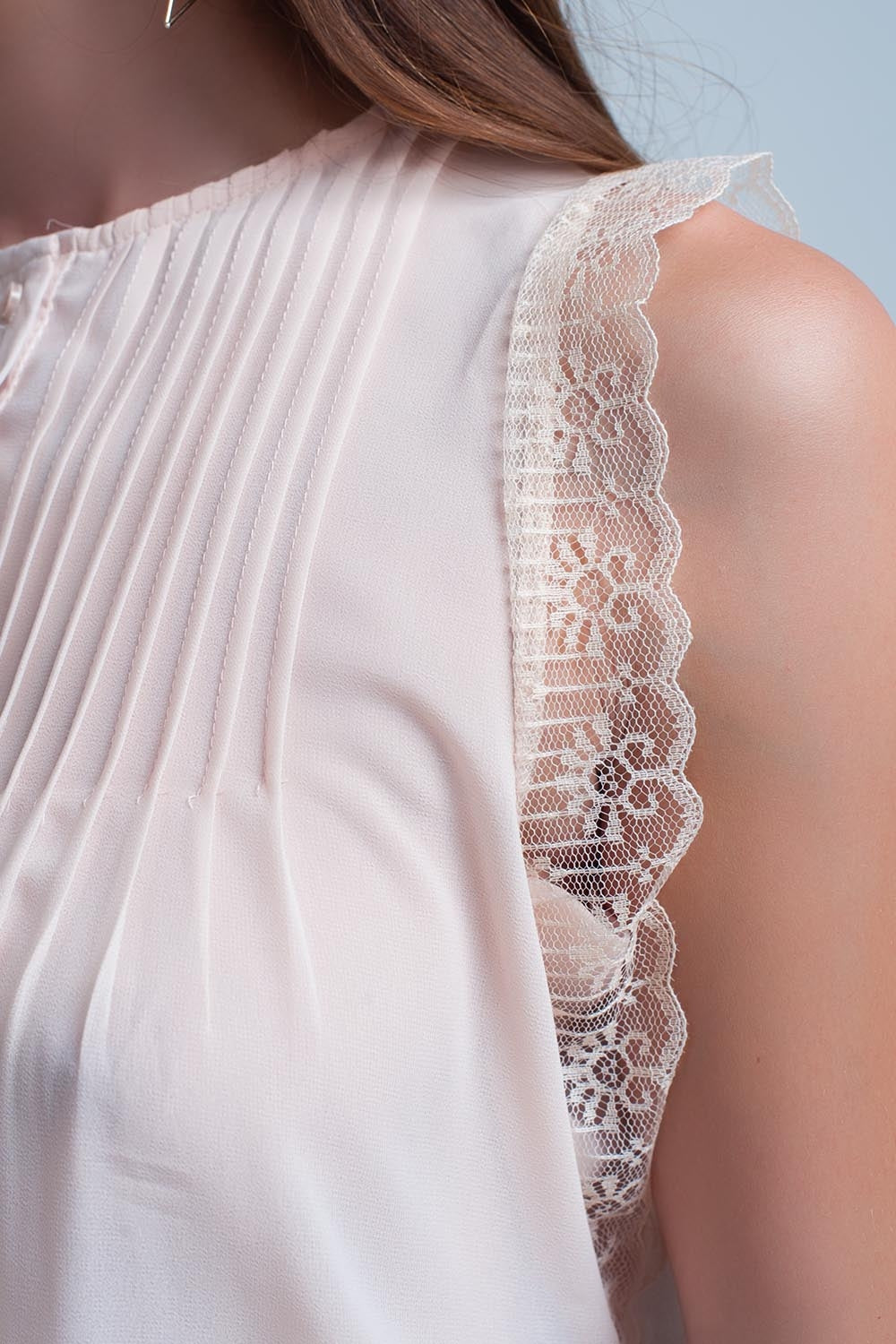Débardeur beige avec des détails de dentelle