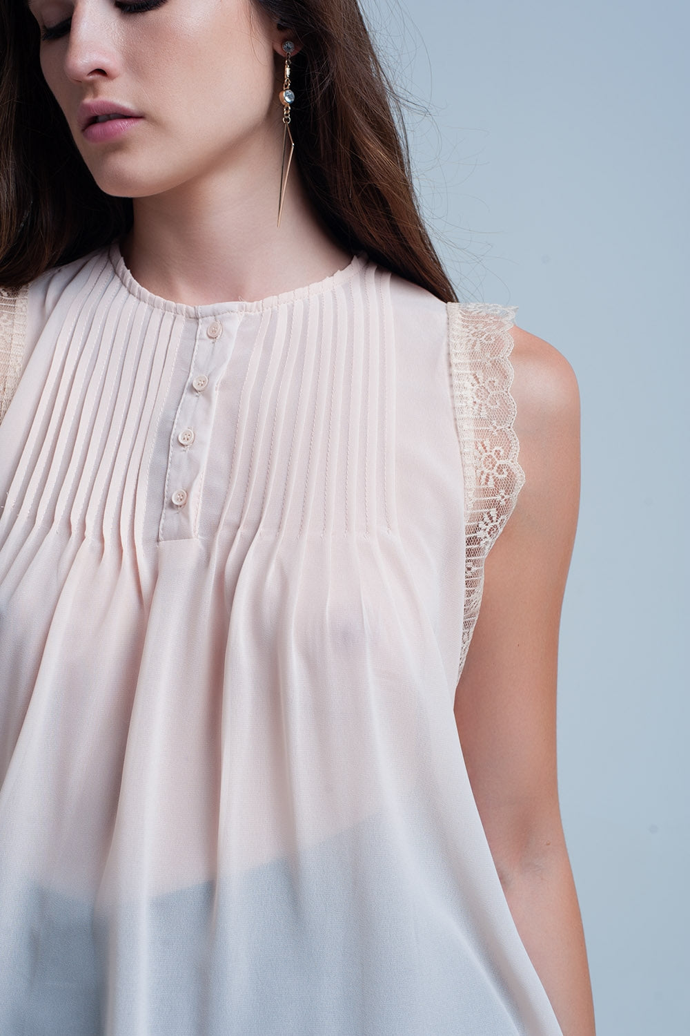 Débardeur beige avec des détails de dentelle