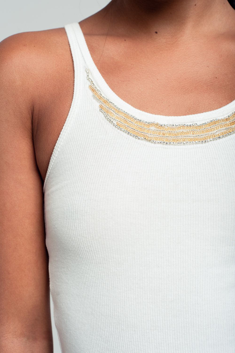 Débardeur blanc avec collier de perle sur le devant