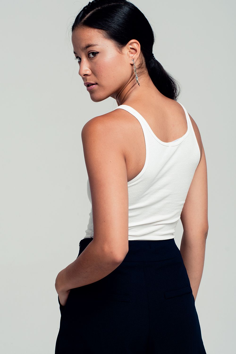 Débardeur blanc avec collier de perle sur le devant