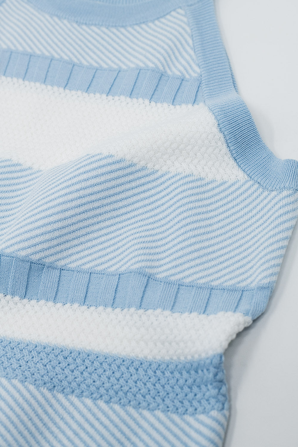 Débardeur dos nu bleu avec motifs à rayures dans différentes mailles