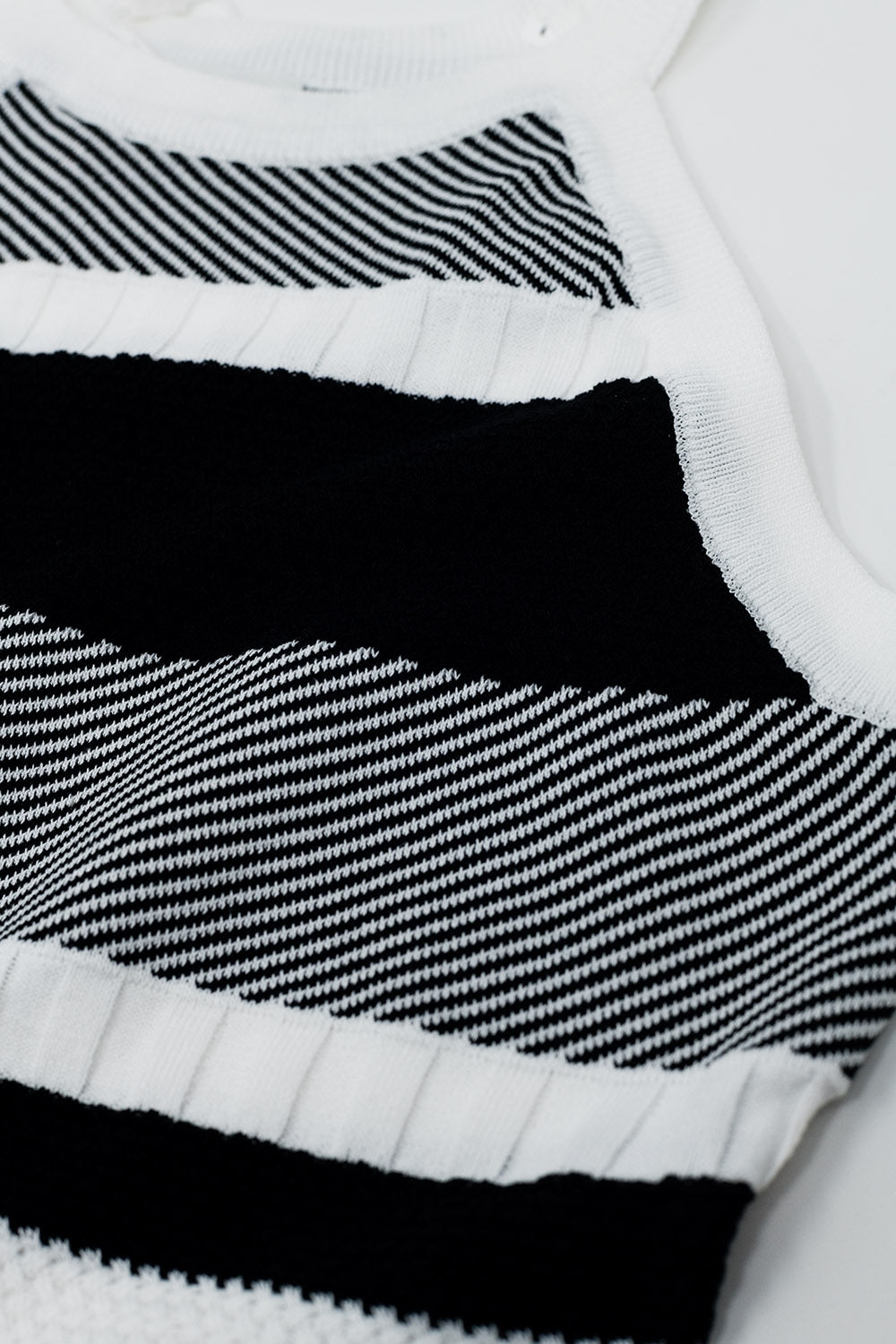 Débardeur dos nu noir et blanc avec motifs de rayures dans différentes mailles