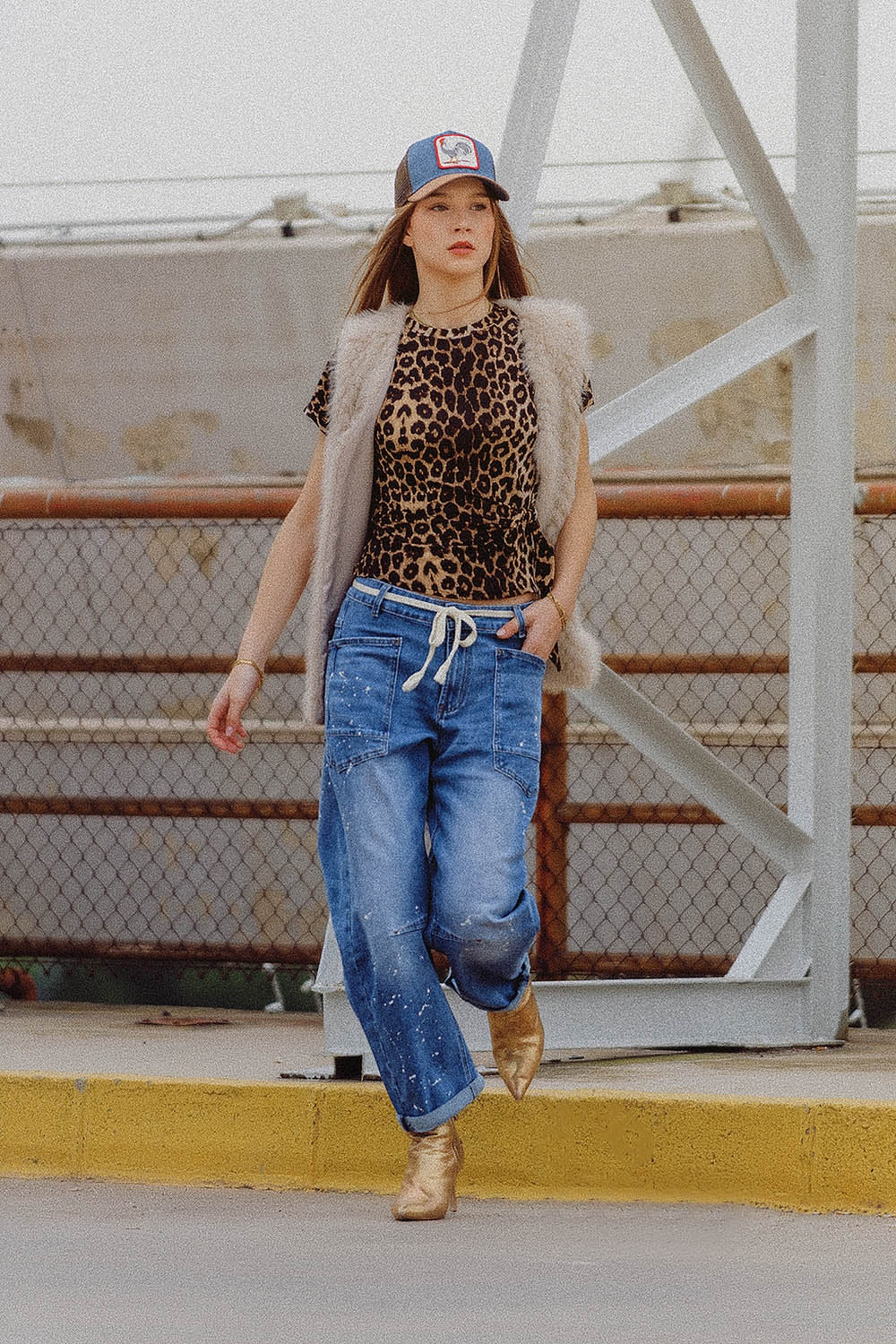 des jeans avec des jambes de ballon et des taches de peinture