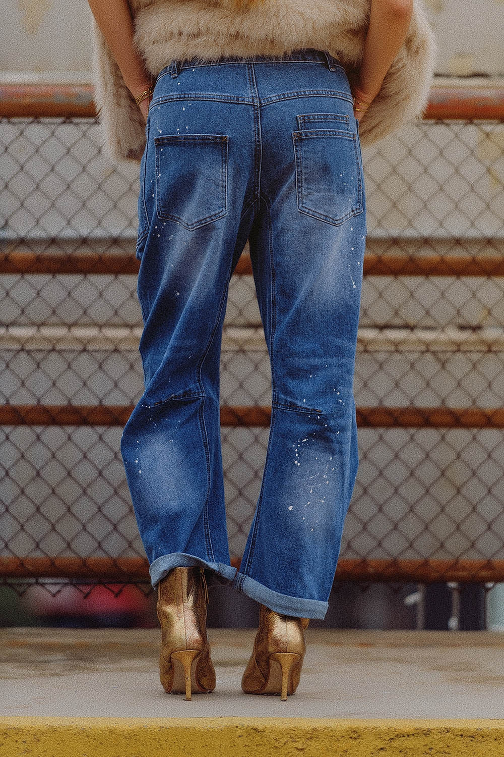 des jeans avec des jambes de ballon et des taches de peinture