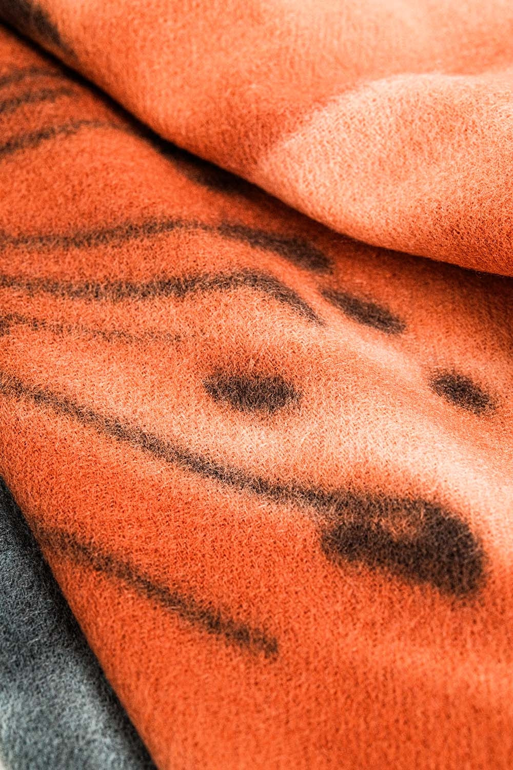 écharpe à fleurs orange