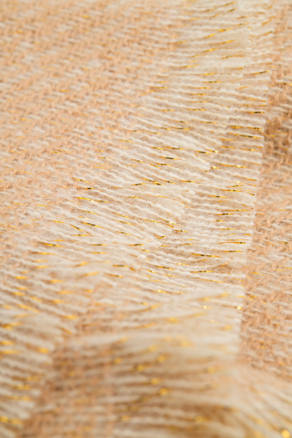 Echarpe de couleur camel avec détails en fil d'or