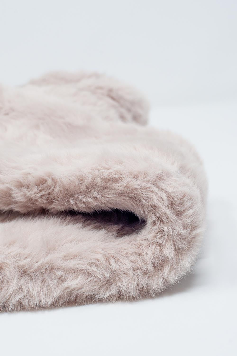 Echarpe en fausse fourrure de couleur crème