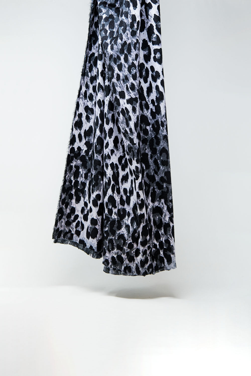 Q2 Echarpe finement tissée avec imprimé léopard en gris