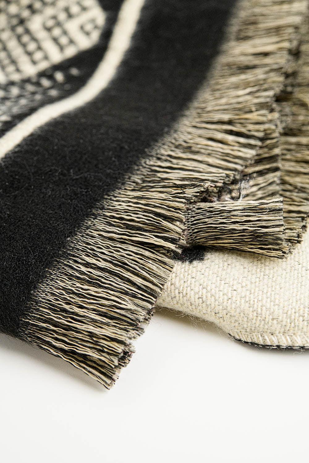 Écharpe tricotée noire à imprimé géométrique