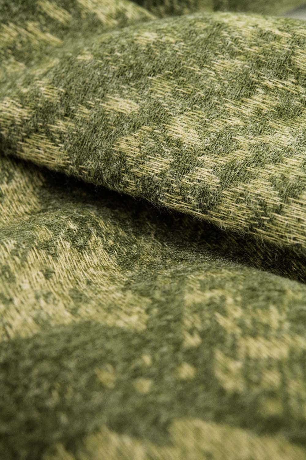 Foulard vert à motif de serpent avec franges