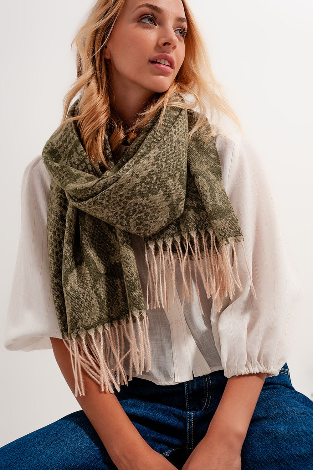Foulard vert à motif de serpent avec franges