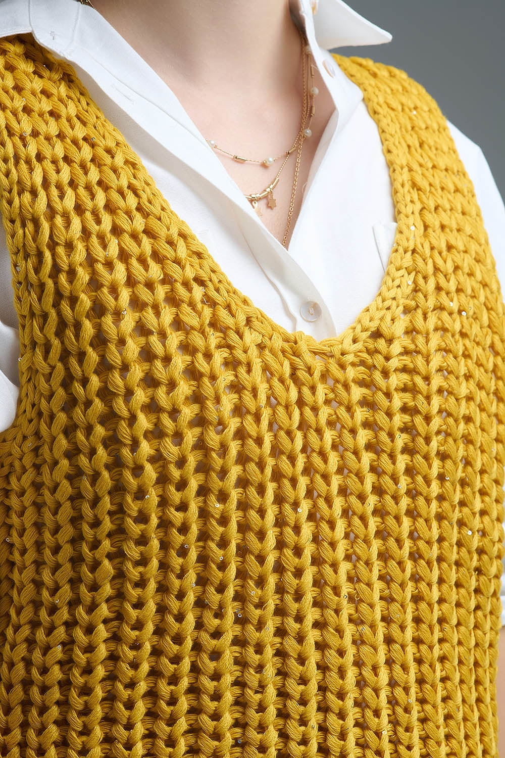 Gilet crocheté jaune avec fils pailletés