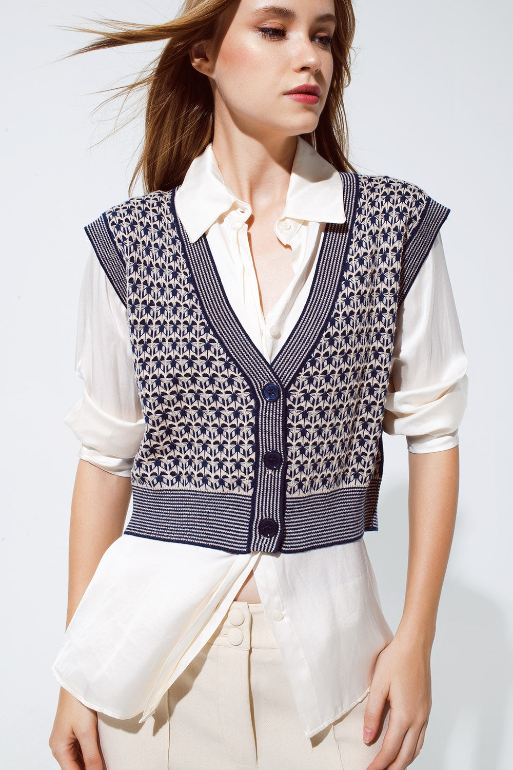 Gilet croisé en tricot avec bordures en côtes en bleu