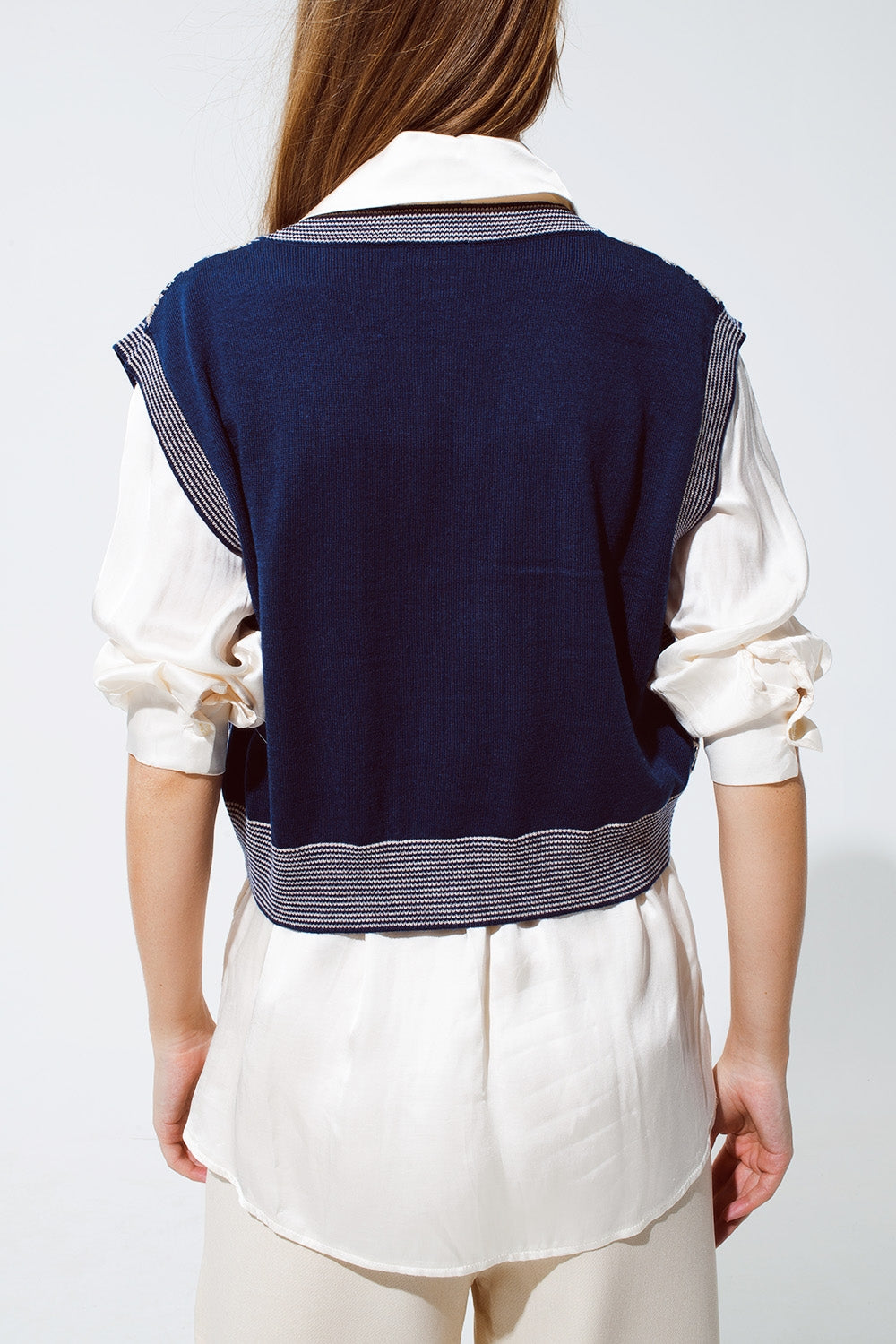 Gilet croisé en tricot avec bordures en côtes en bleu