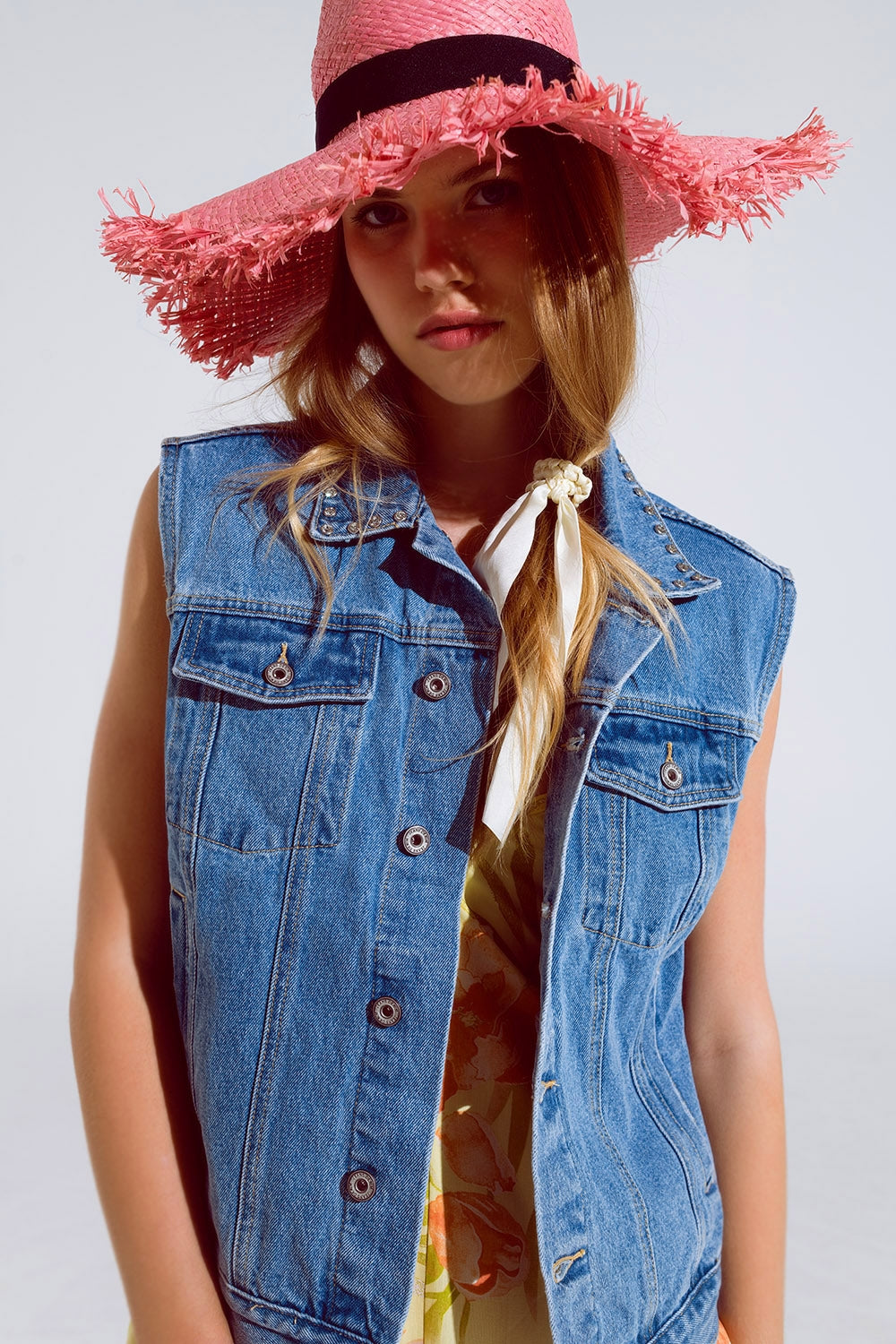 Q2 gilet en denim légèrement délavé avec détails en strass sur le col