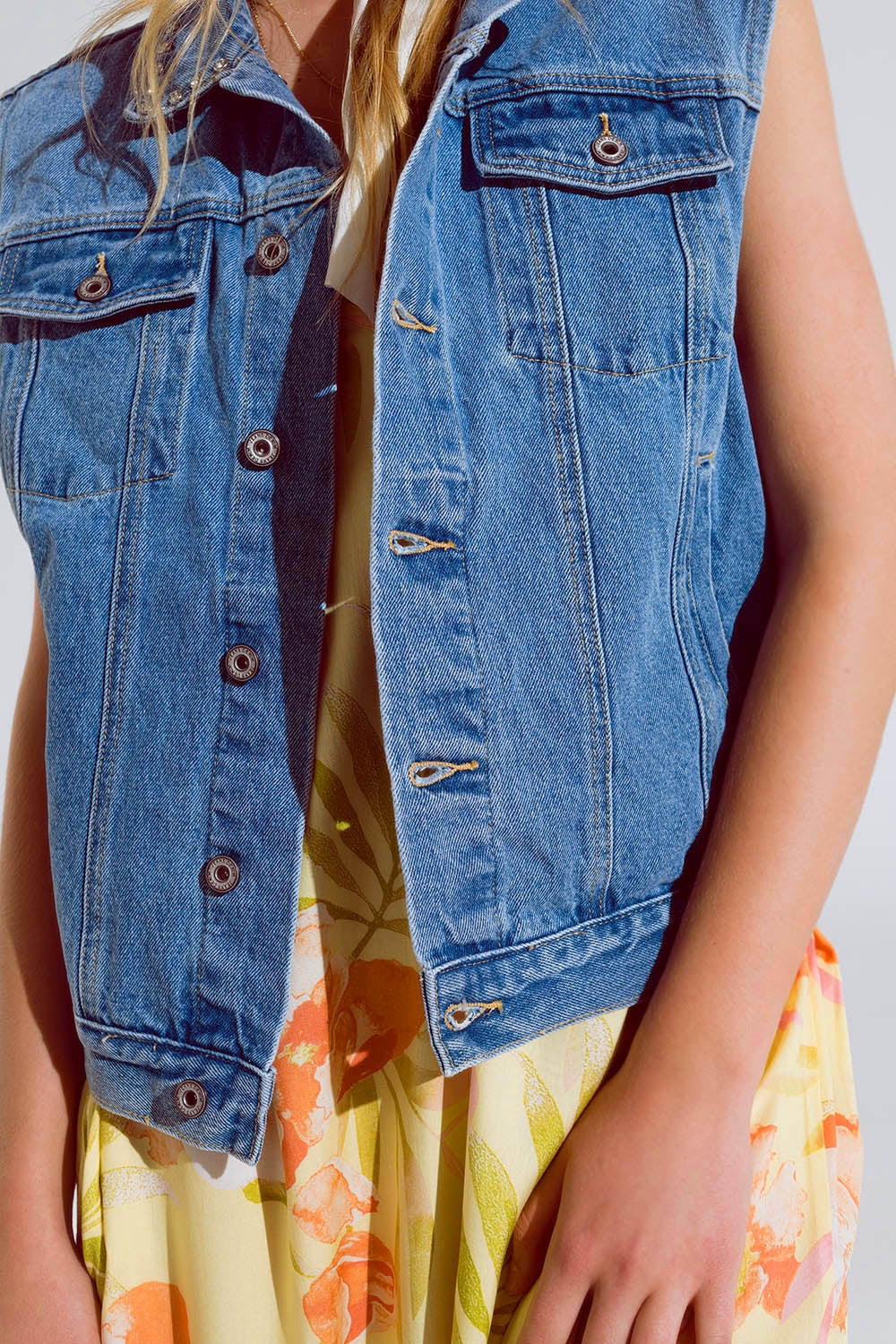 gilet en denim légèrement délavé avec détails en strass sur le col