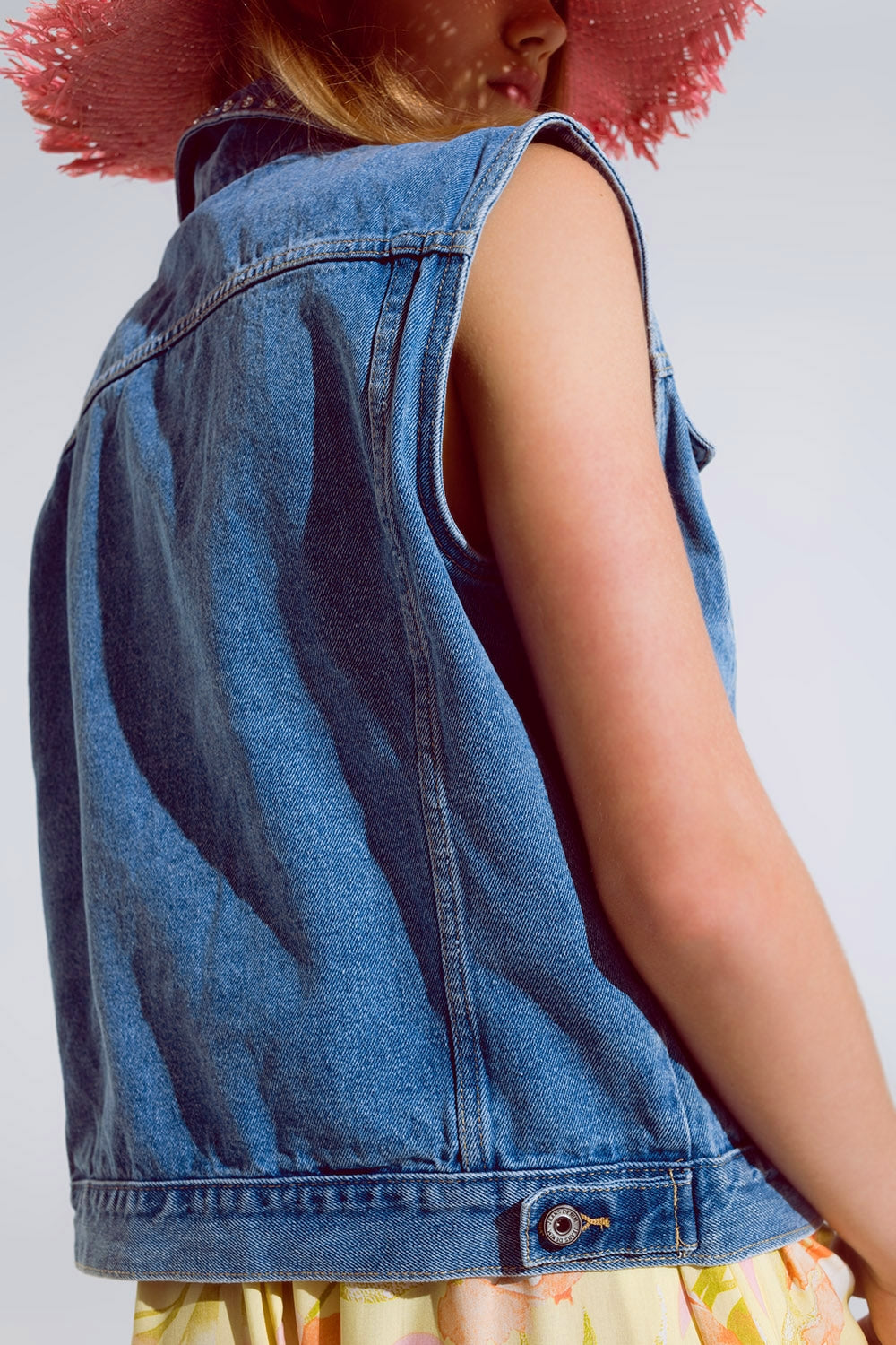 gilet en denim légèrement délavé avec détails en strass sur le col