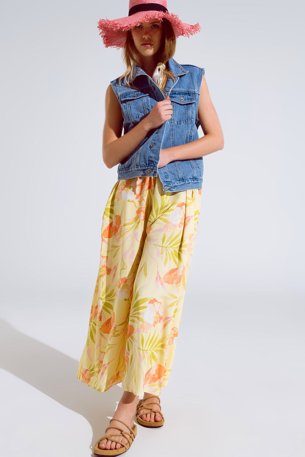 gilet en denim légèrement délavé avec détails en strass sur le col