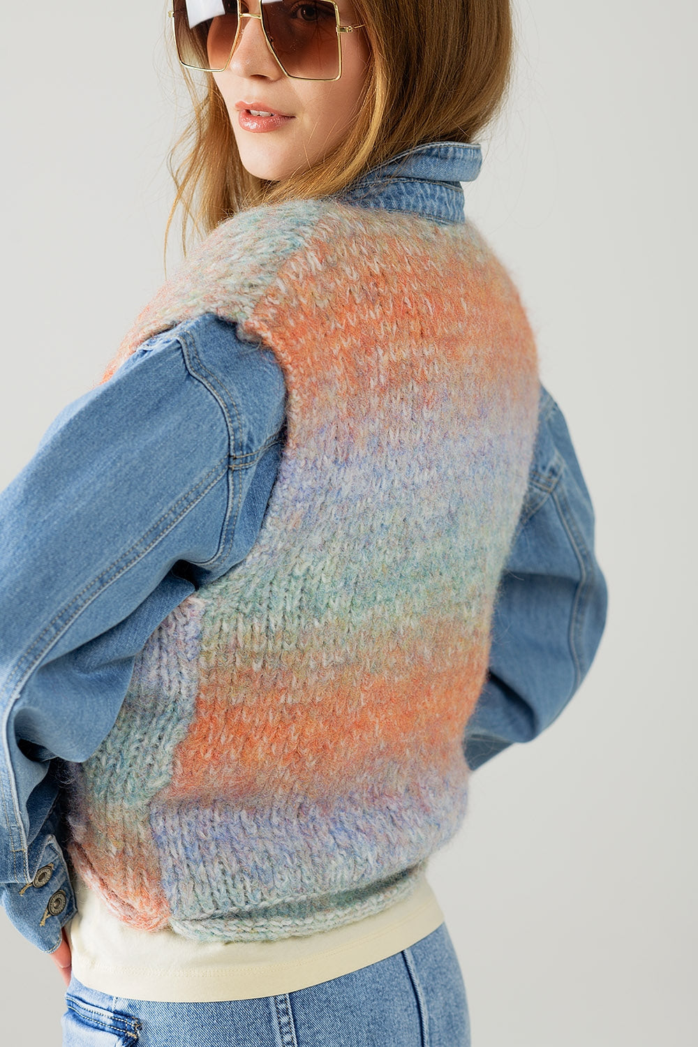 Gilet en maille dégradée orange avec boutons dorés