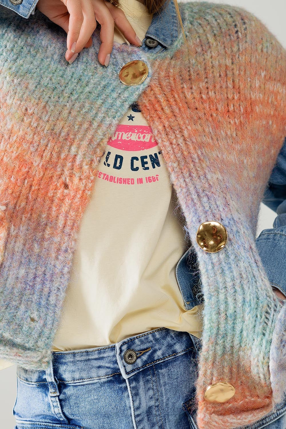 Gilet en maille dégradée orange avec boutons dorés