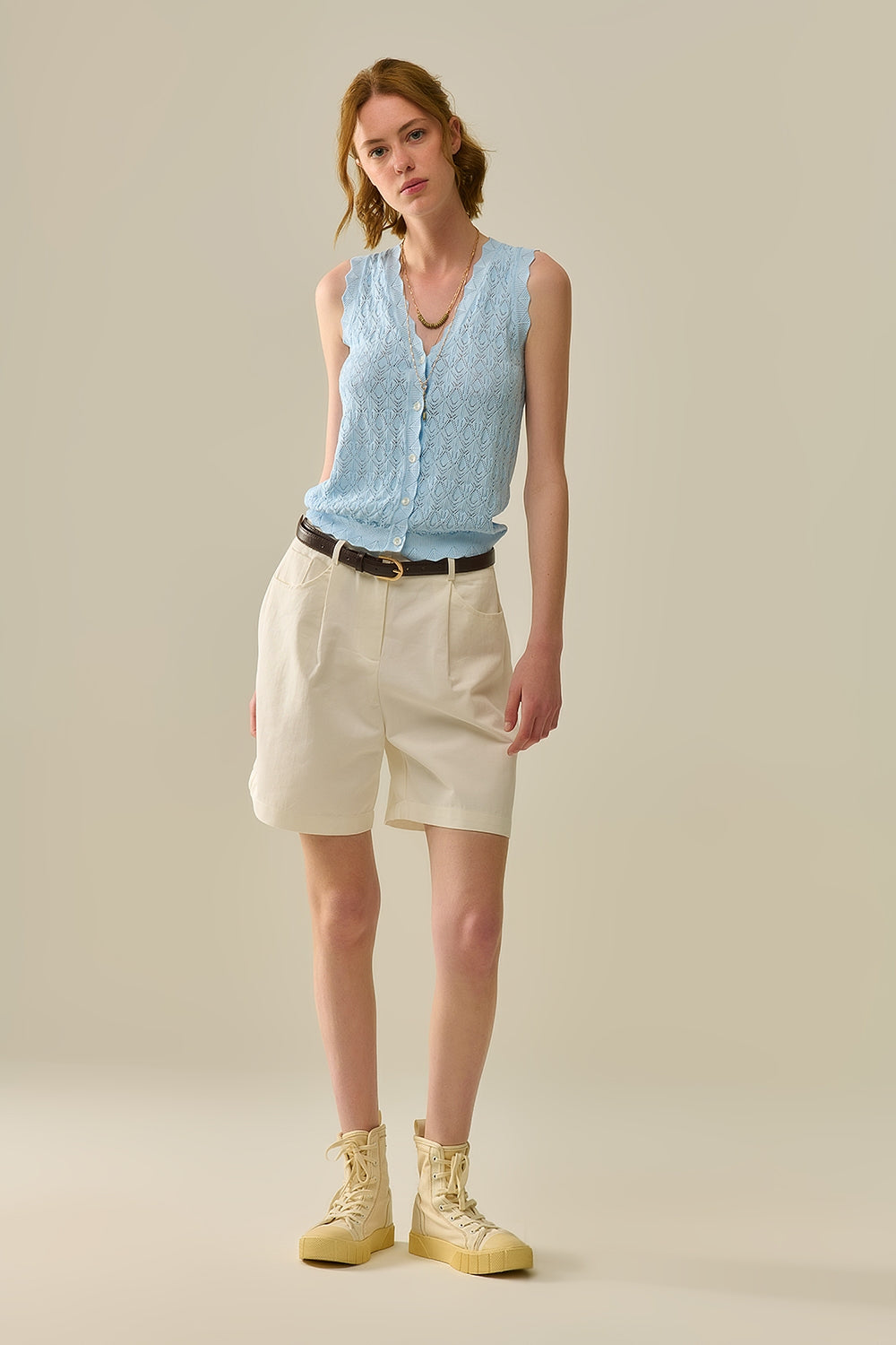 Gilet en maille pointelle avec bords festonnés en bleu bébé