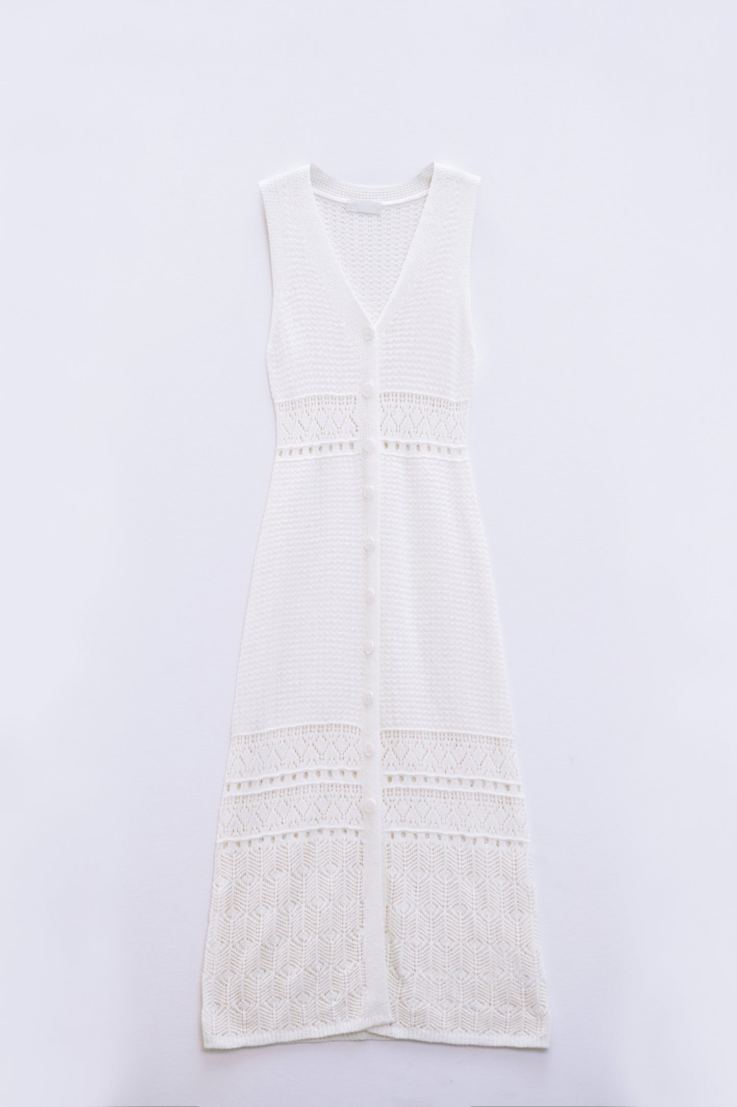 Gilet long en crochet avec fermeture à boutons en blanc